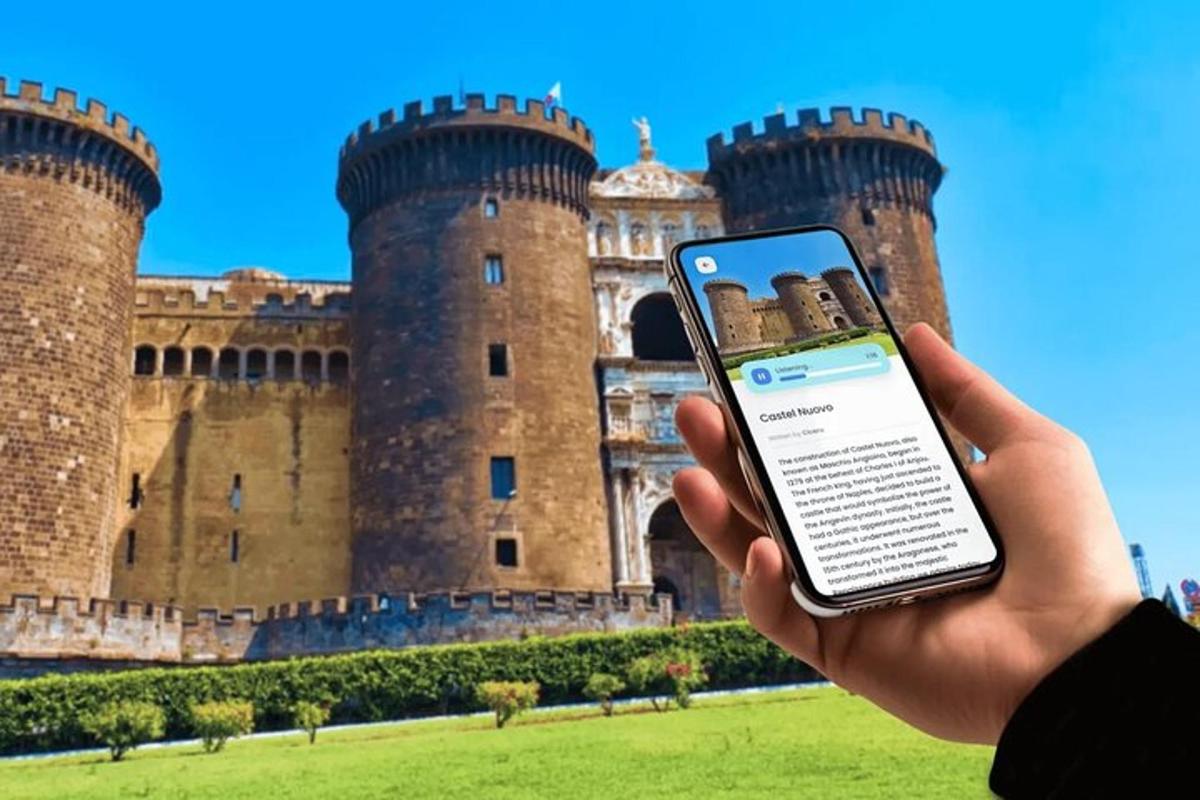 una persona sosteniendo un teléfono celular frente a un castillo