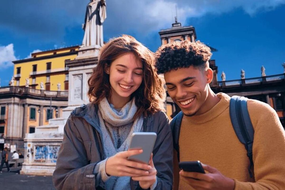 un uomo e una donna che guardano un cellulare