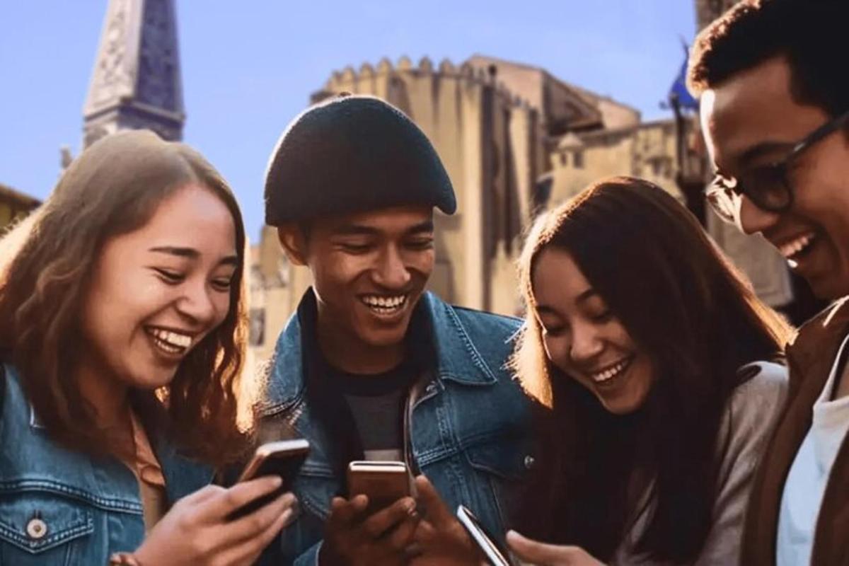 un grup de persones mirant els seus telèfons mòbils