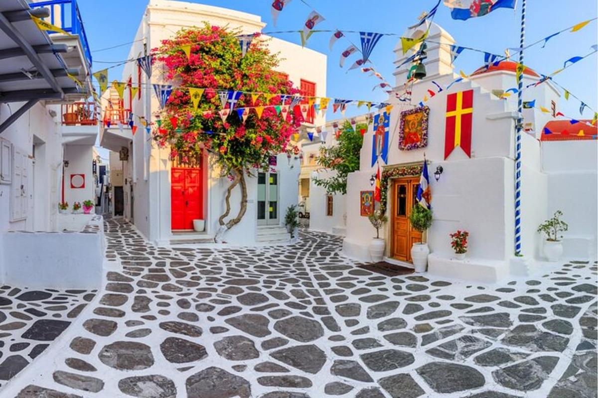 Gata í Positano með hvítum byggingum og blómum