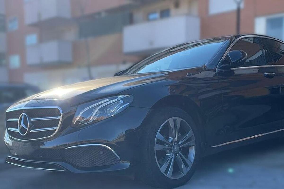 černé auto zaparkované na parkovišti