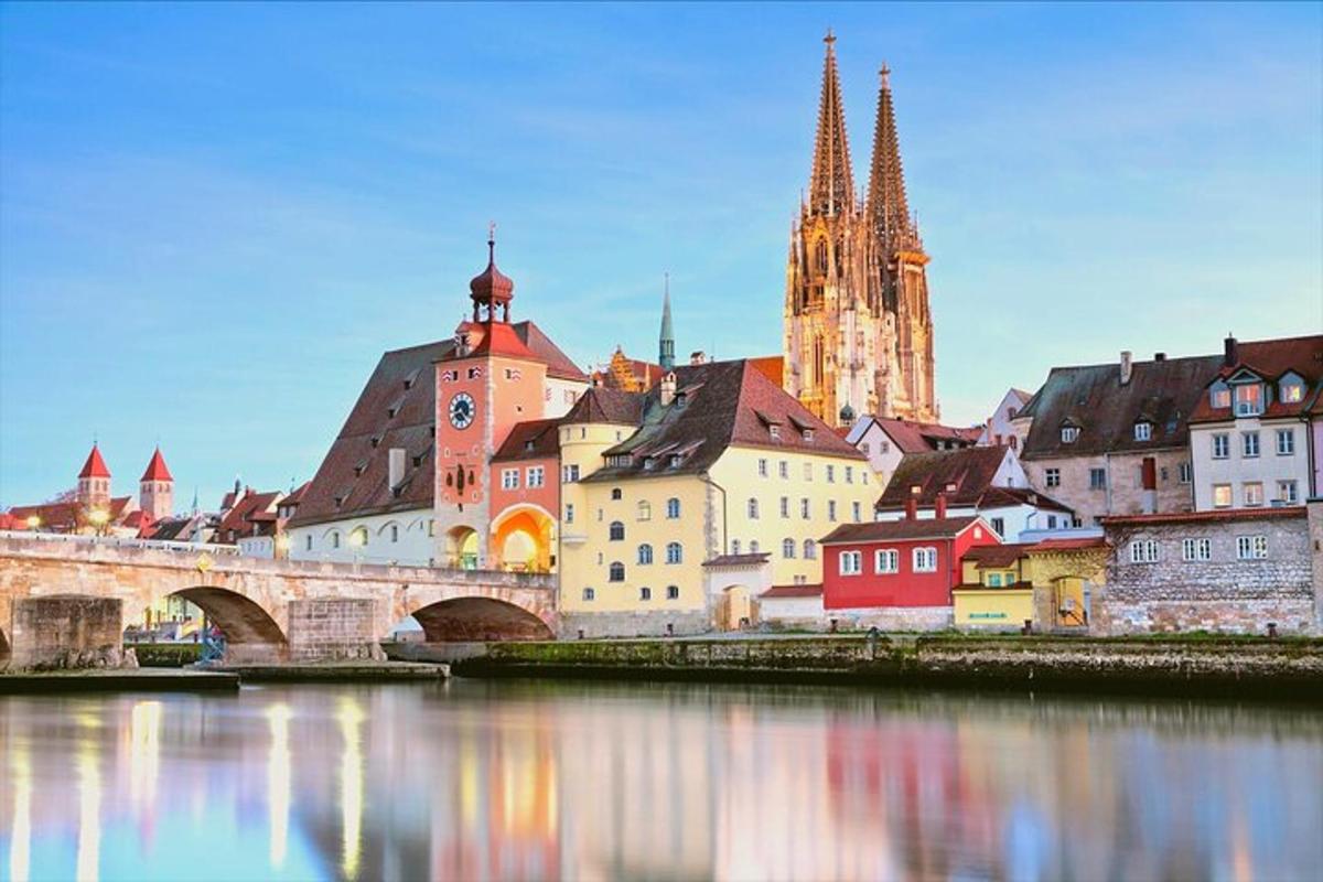 una ciudad con un puente sobre un río y una iglesia