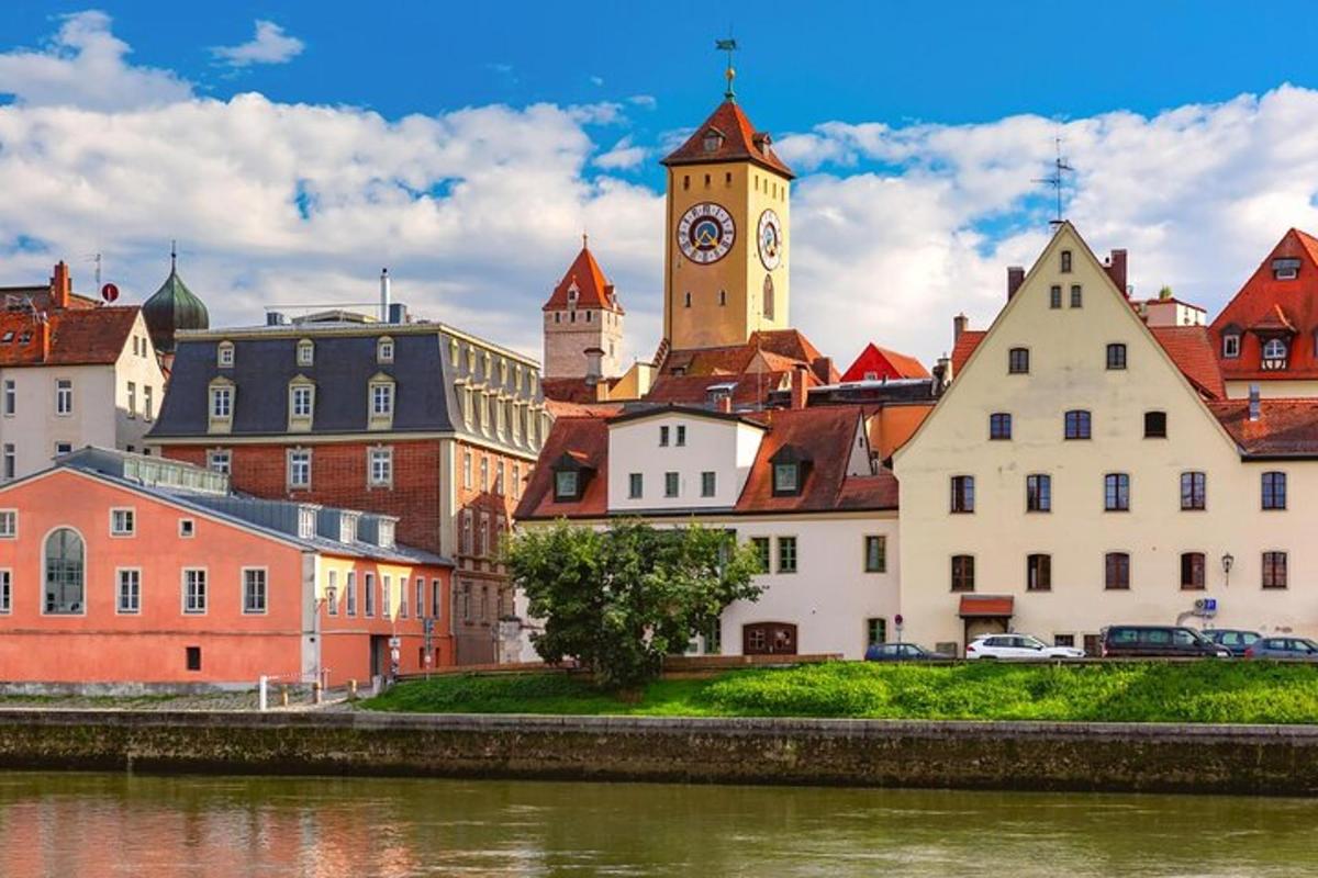 una ciudad con una torre de reloj y edificios junto a un río