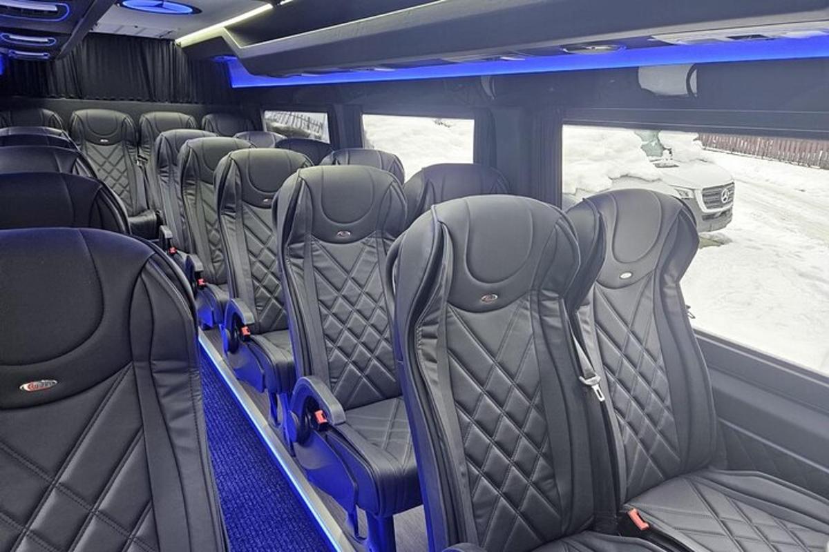 pohled na zadní sedadla autobusu