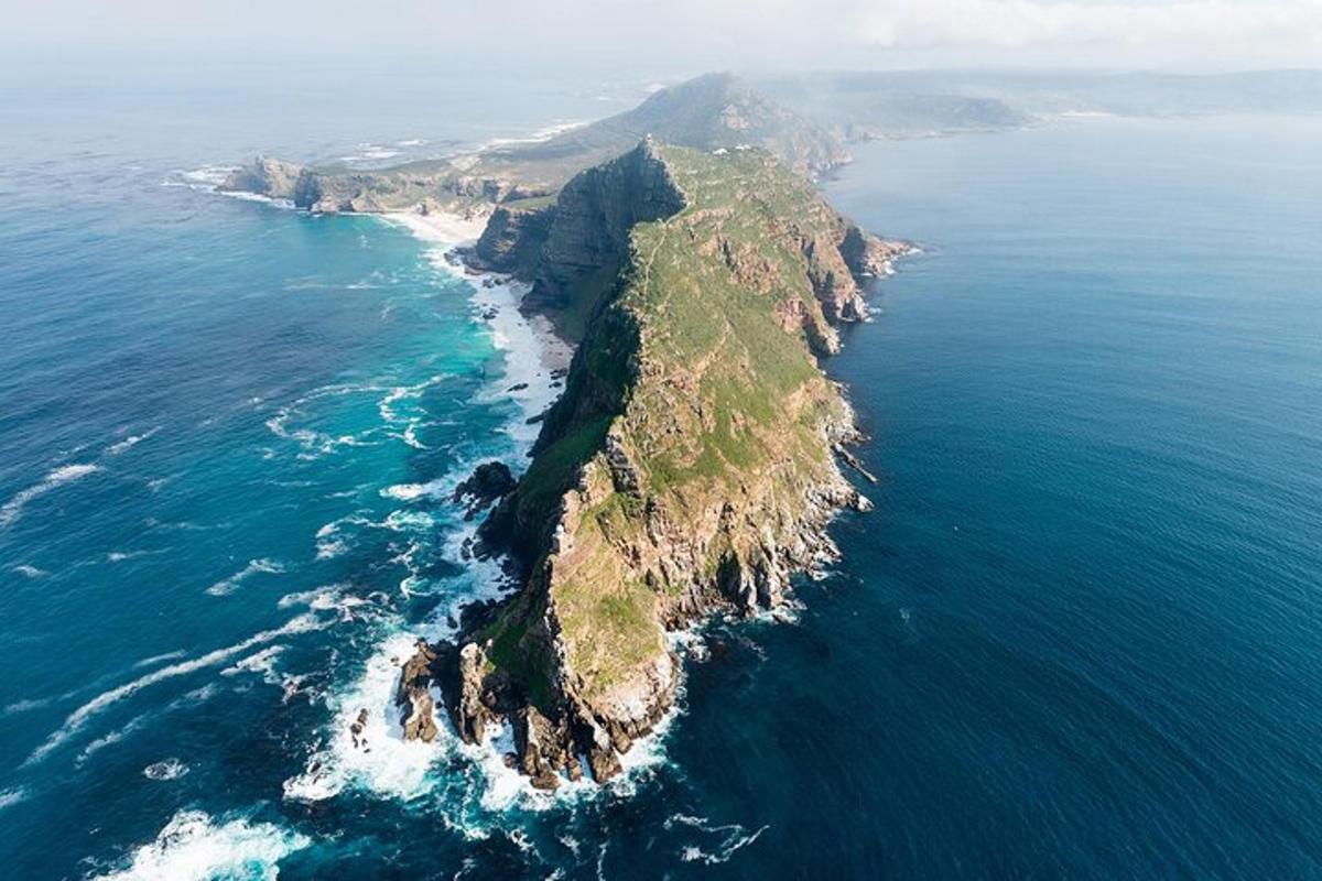 zračni pogled na otok v oceanu