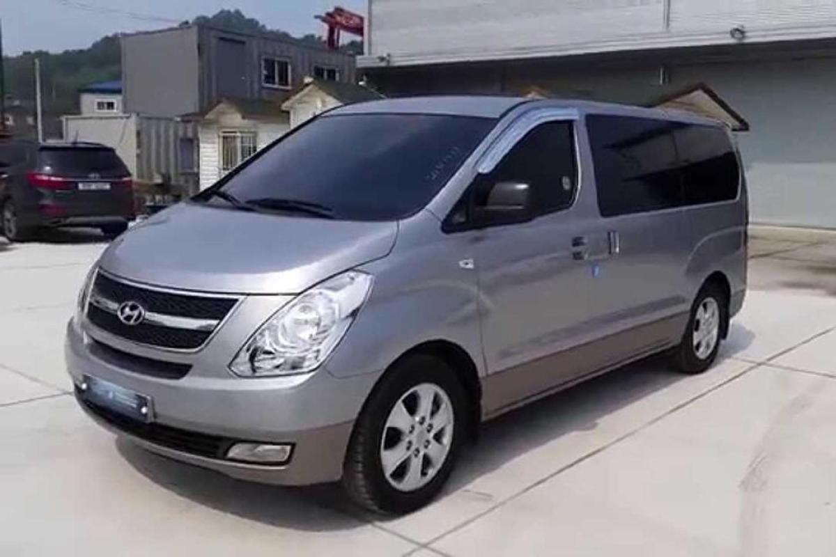 stříbrný minivan zaparkovaný na parkovišti