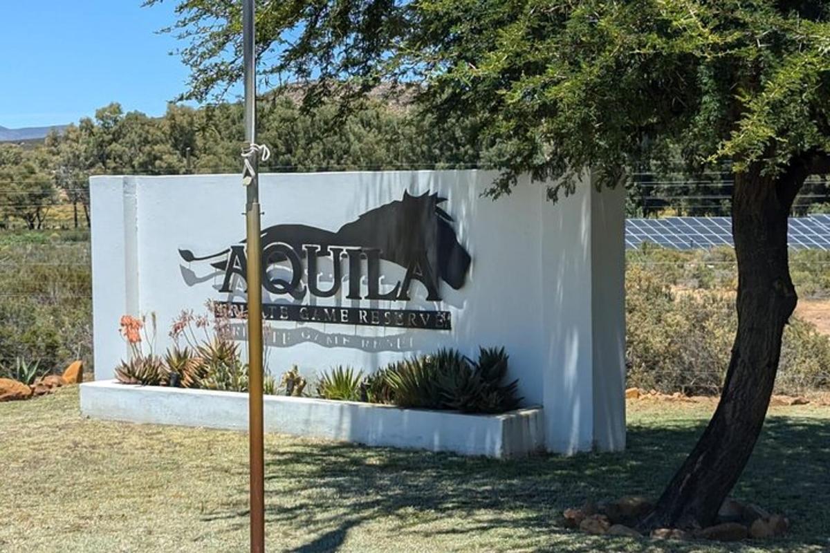 uma placa com um cavalo ao lado de uma árvore