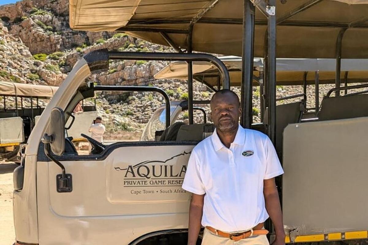 un uomo in piedi davanti a un golf cart