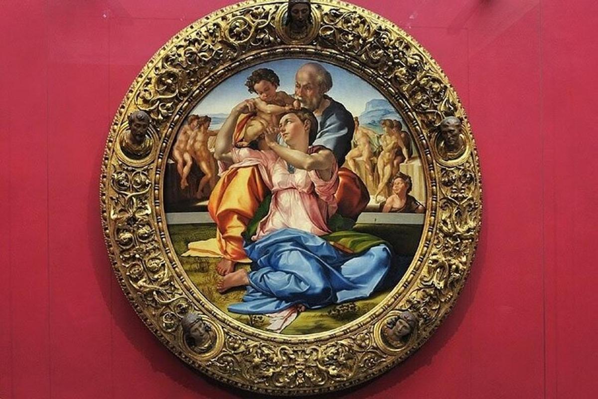 isang larawan ng isang pagpipinta sa isang gintong frame sa isang pader