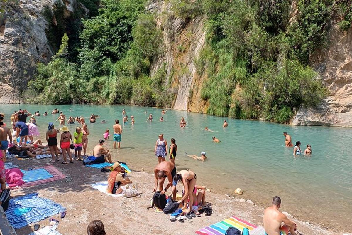 skupina lidí ve vodě na pláži