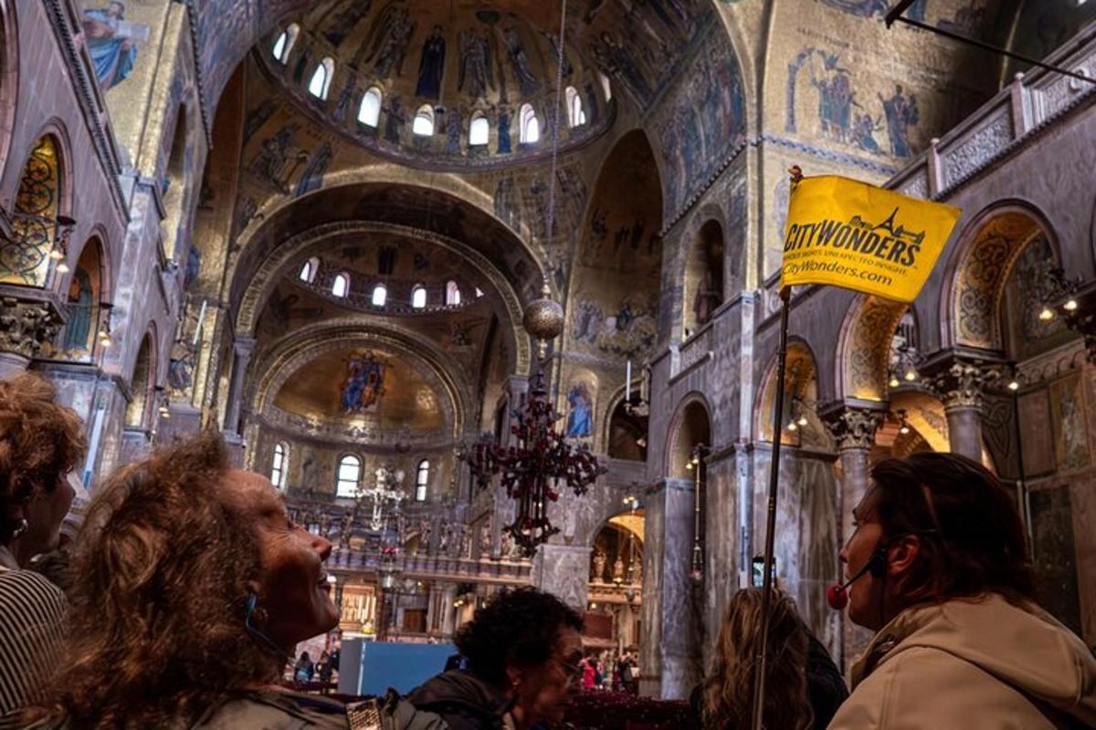 um grupo de pessoas em pé em uma grande igreja
