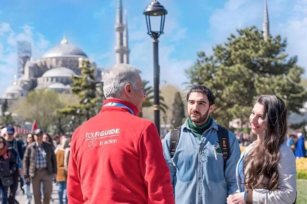 un grupo de personas caminando por una calle