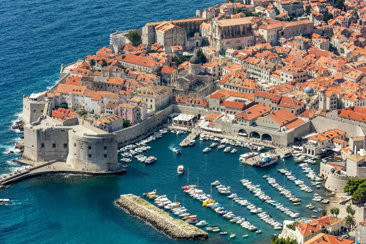 una vista aerea di una città con barche in acqua