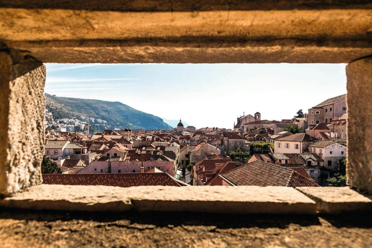 ein Blick auf eine Stadt aus einem Fenster