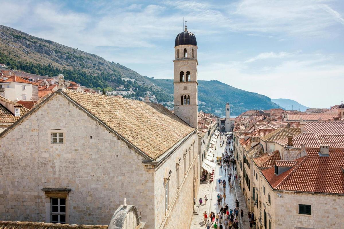 una vista di una città con una torre dell'orologio