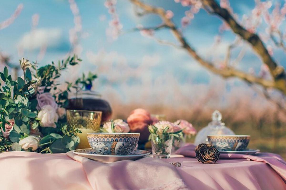 una taula amb dues tasses de te i flors a sobre