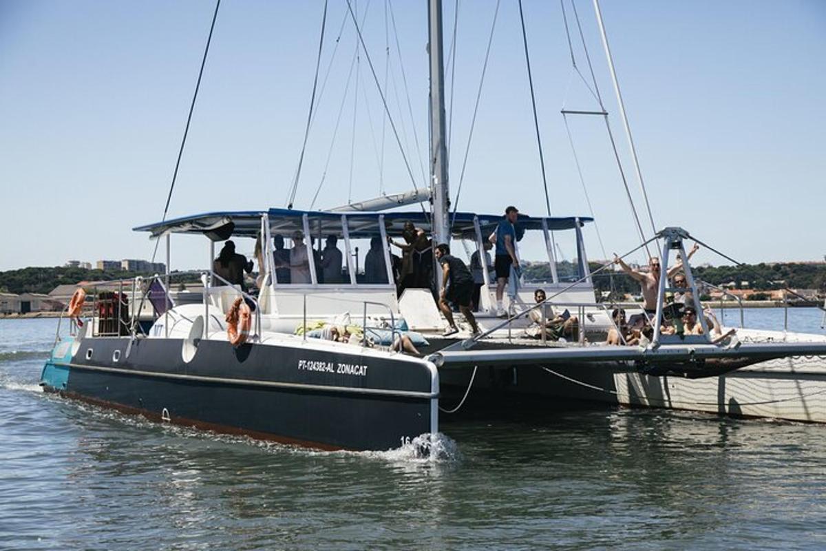 un gruppo di persone su una barca a vela in acqua