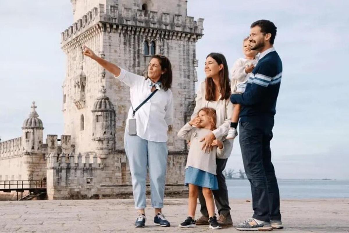 uma família em frente a um castelo