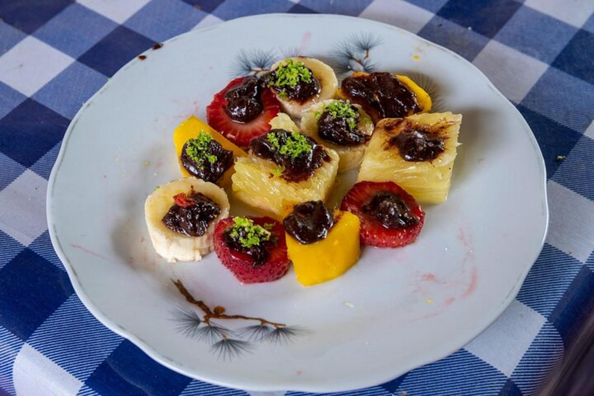sepinggan makanan putih di atas meja