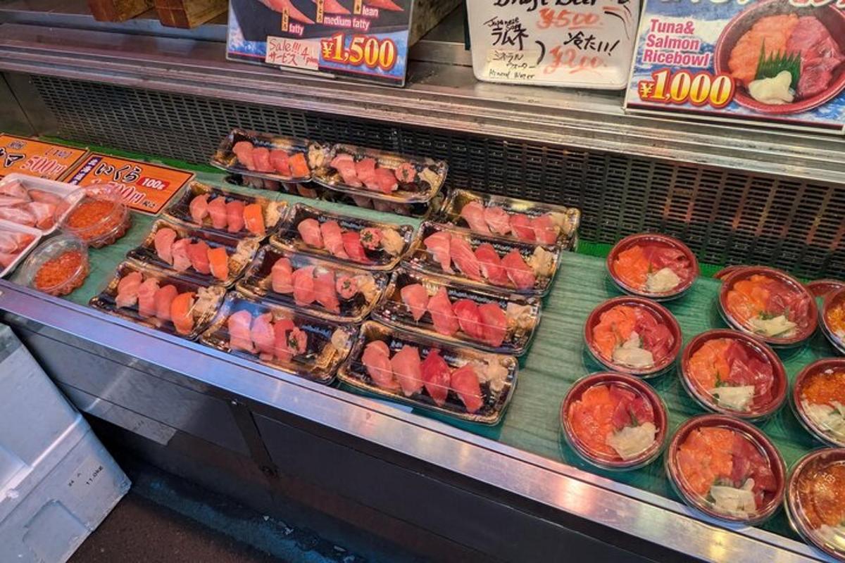 vitrína v obchodě se sushi a dalším jídlem