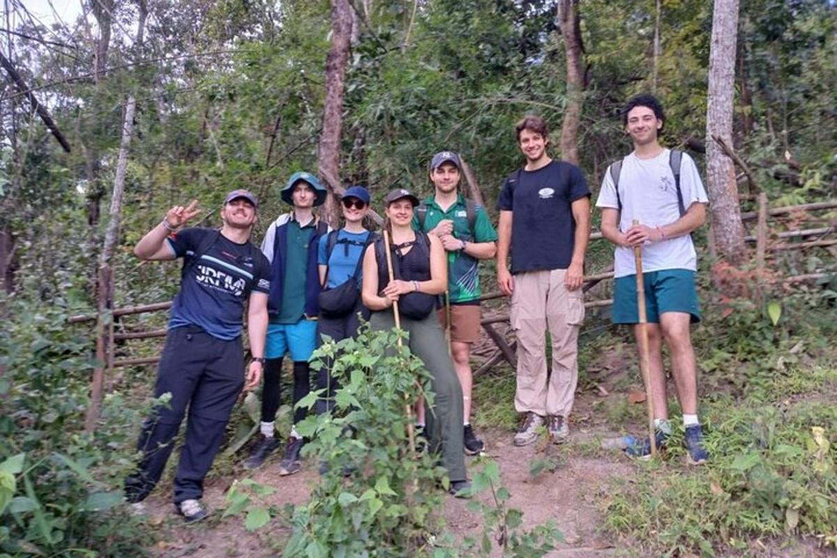 sekumpulan orang bergambar di denai