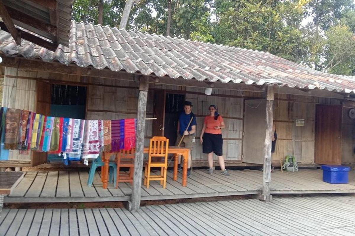 dua orang berdiri di anjung rumah