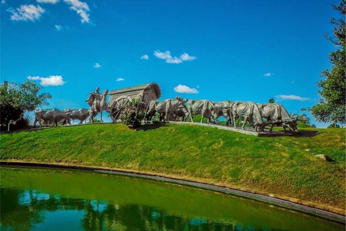 статуа коња на брду поред језера