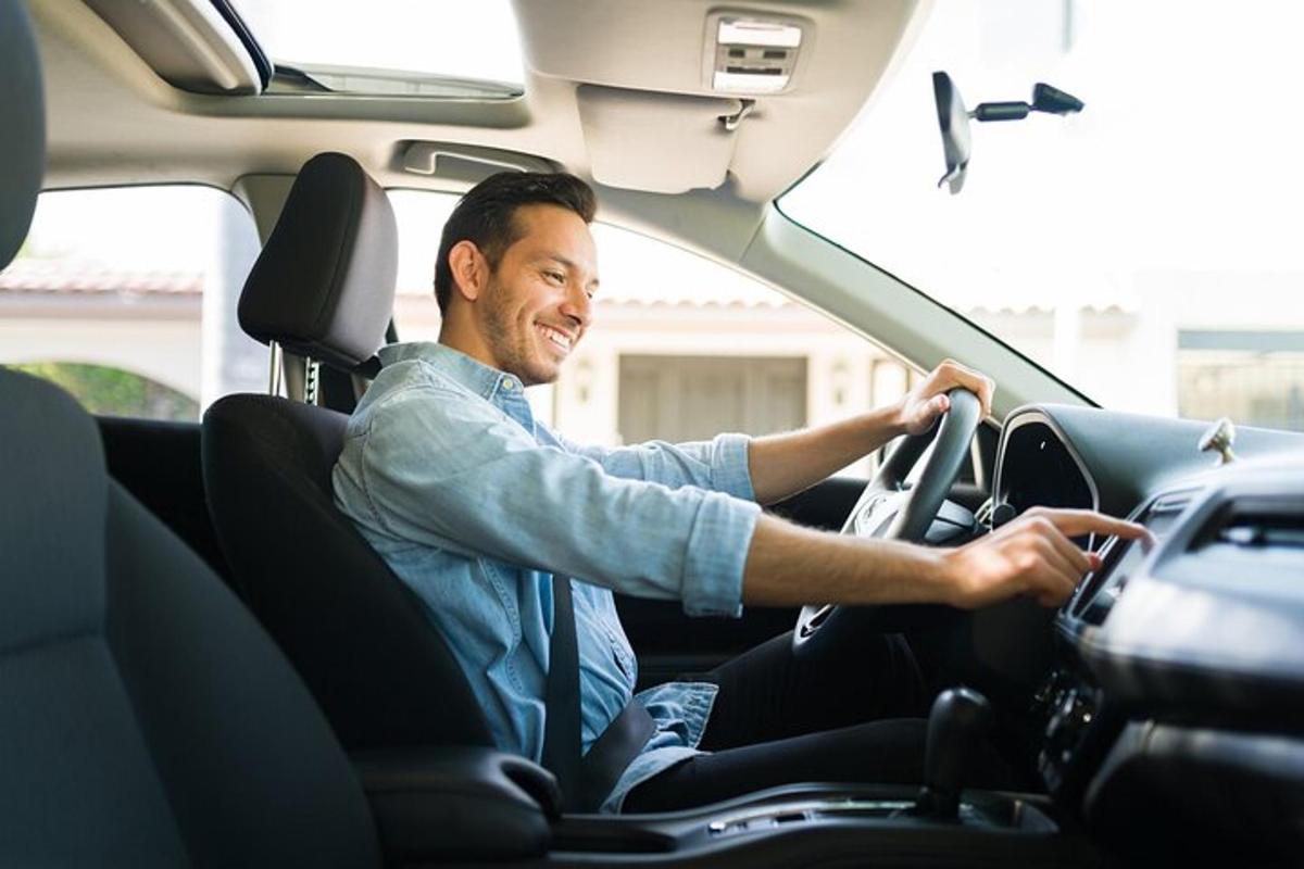 een man die een auto bestuurt