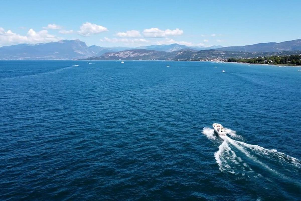 una barca in un grande specchio d'acqua