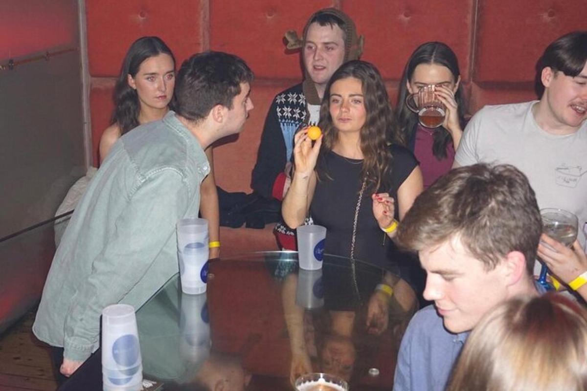 um grupo de pessoas sentadas ao redor de uma mesa