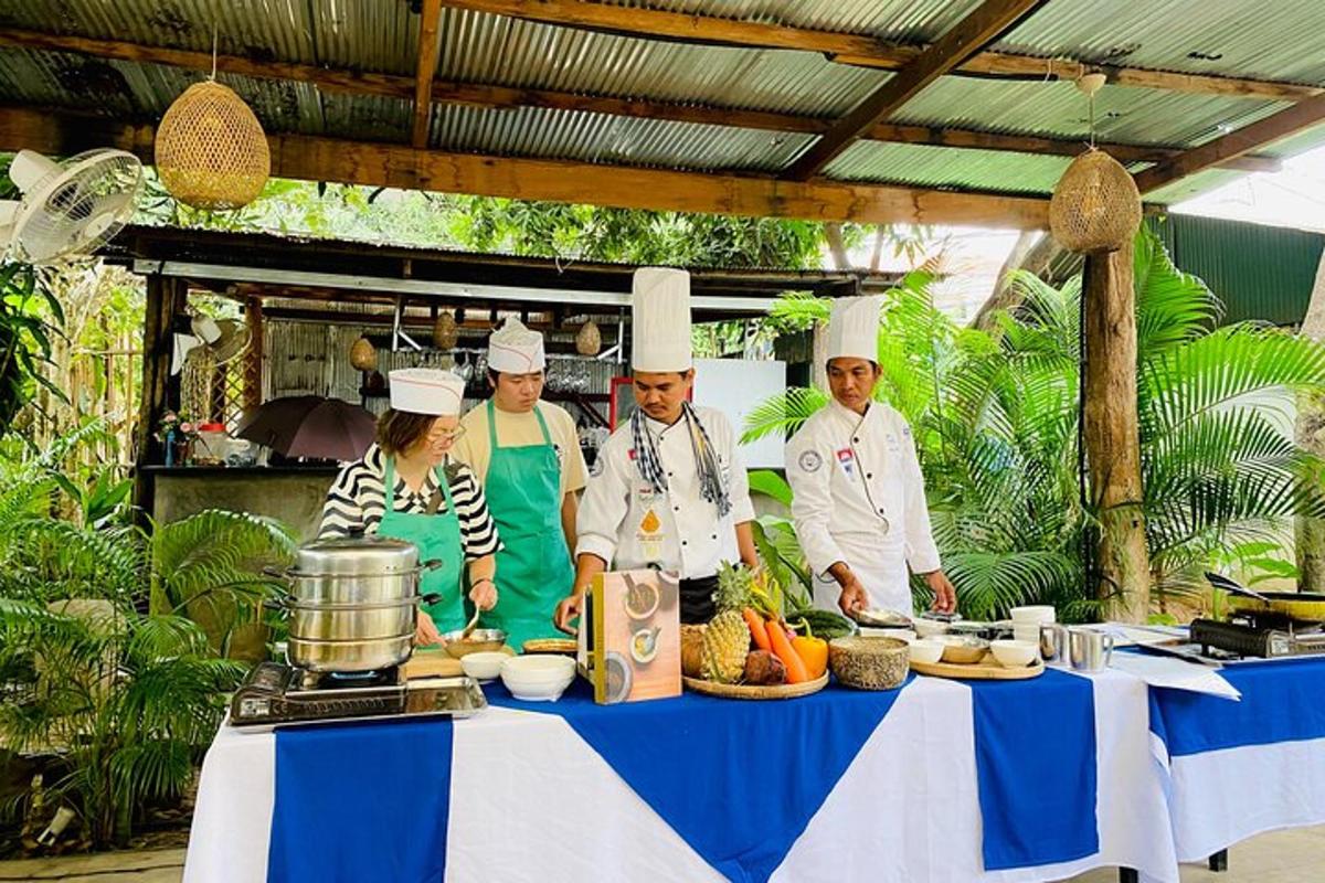 un gruppo di chef in piedi davanti a un tavolo
