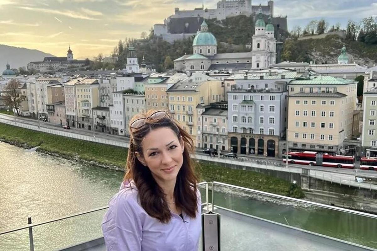 ženska, ki stoji pred pogledom na mesto
