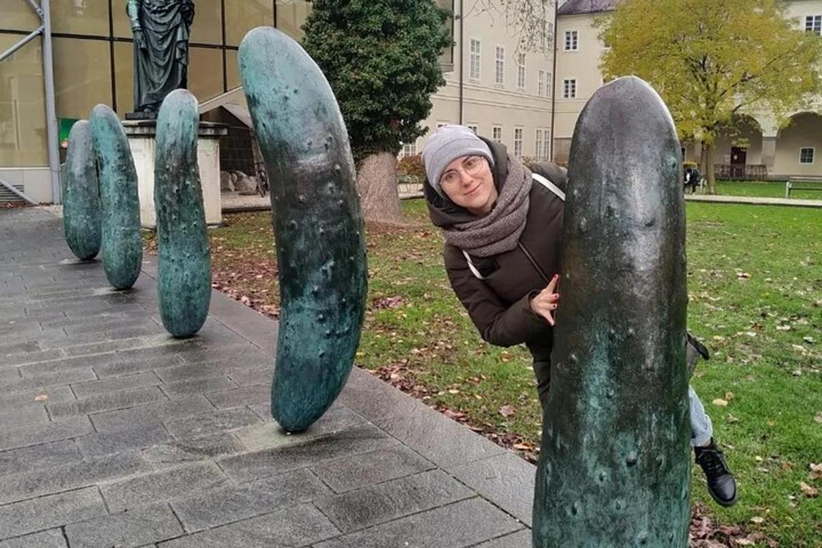 kobieta stoi przed rzeźbą