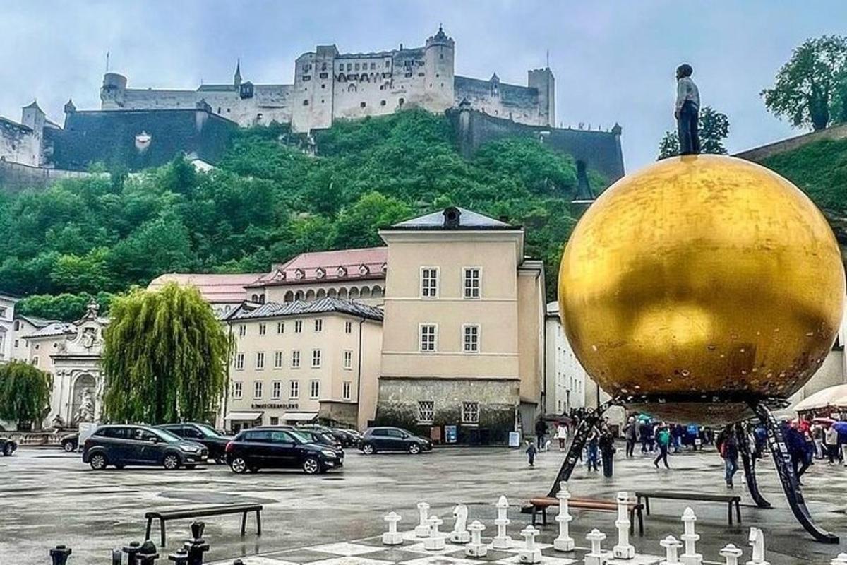 duża złota kula w mieście z zamkiem
