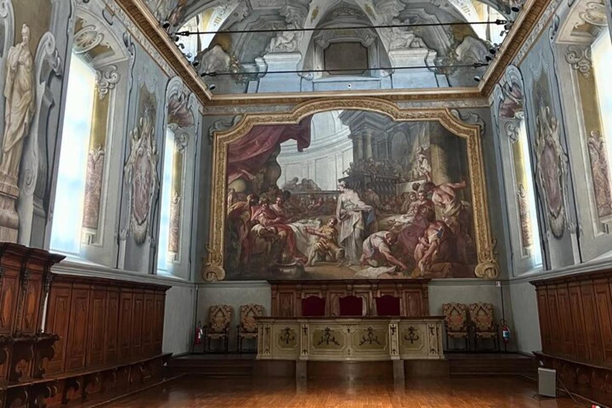 una grande stanza con un dipinto sul muro