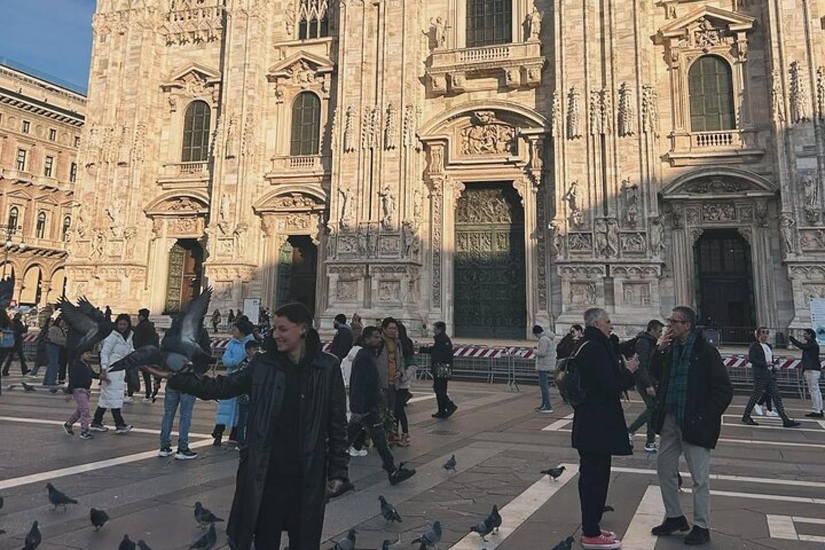 sekumpulan orang berdiri di hadapan sebuah katedral