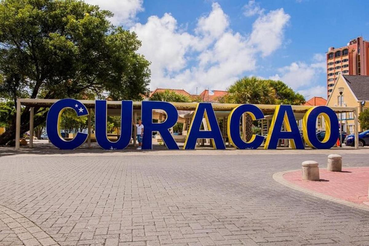 Velká modrá cedule s nápisem Curaçao