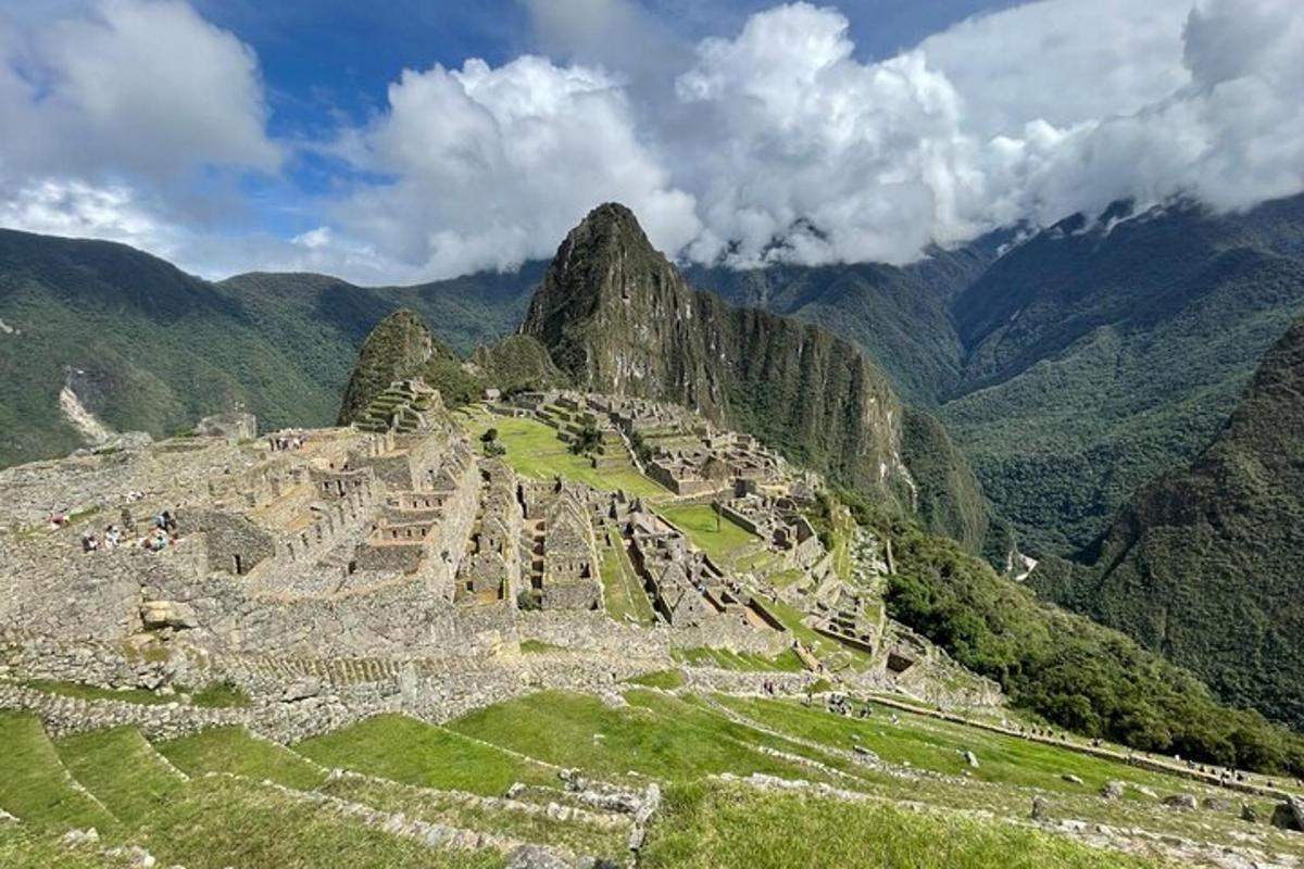 vista d'una ciutat antiga a la muntanya