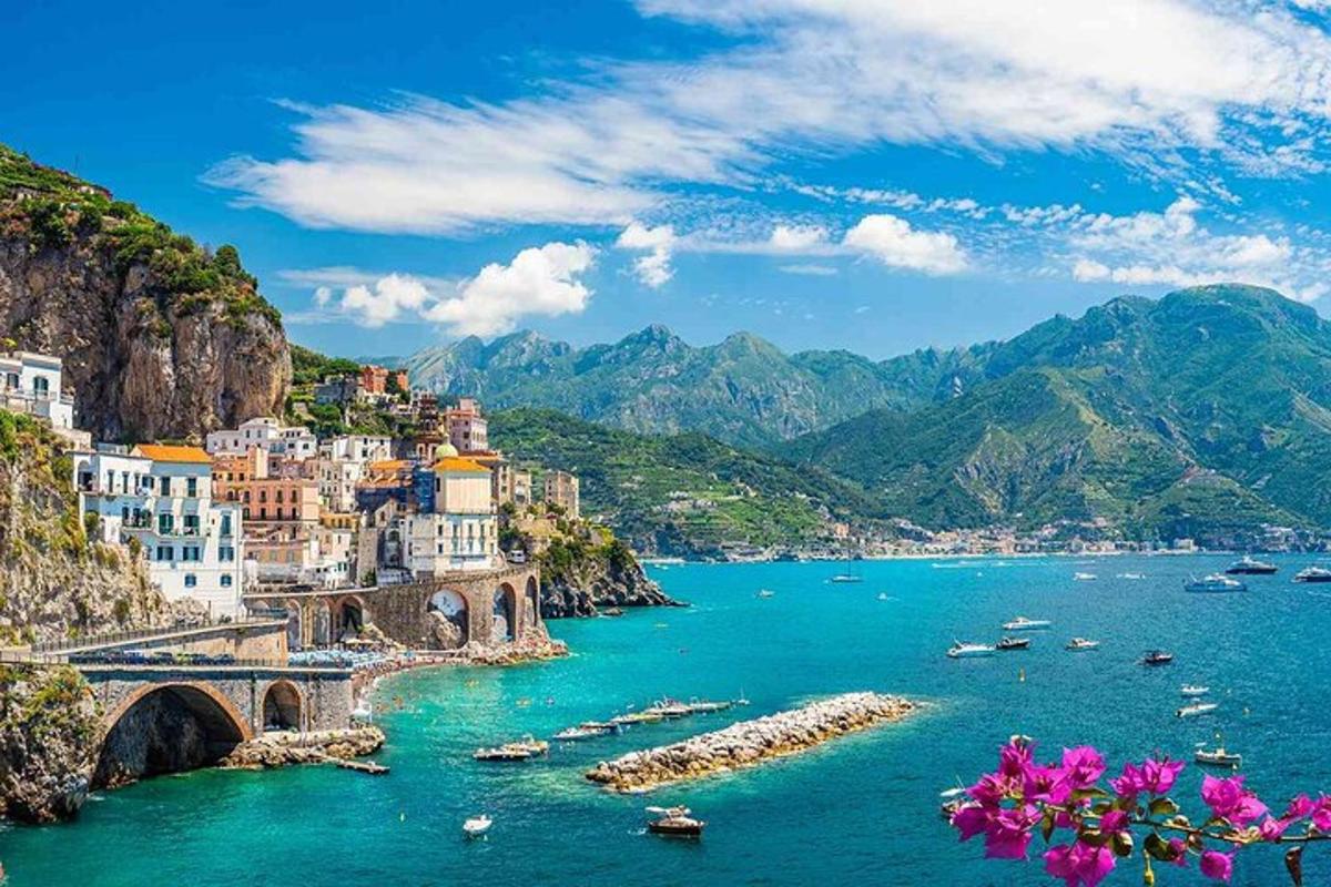 una vista della costiera amalfitana con i fiori