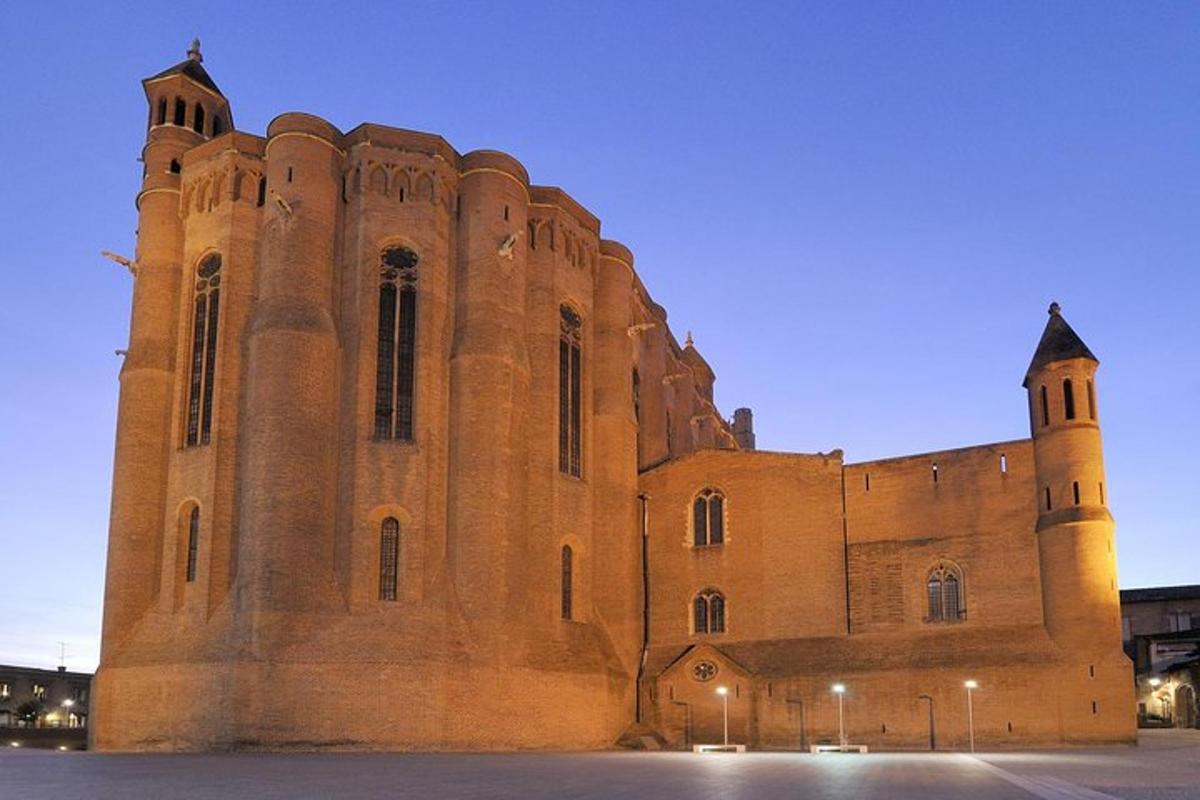 un grande edificio in mattoni con una torre dell'orologio