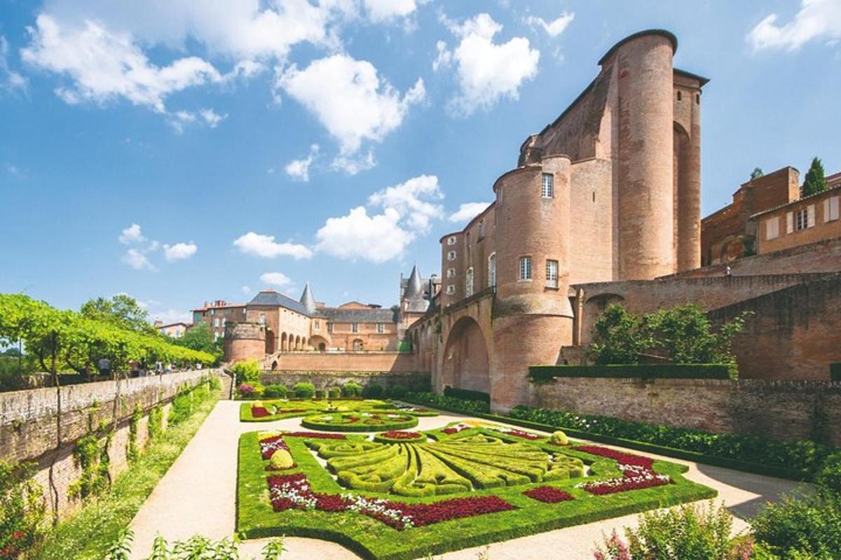 un giardino davanti a un castello con fiori