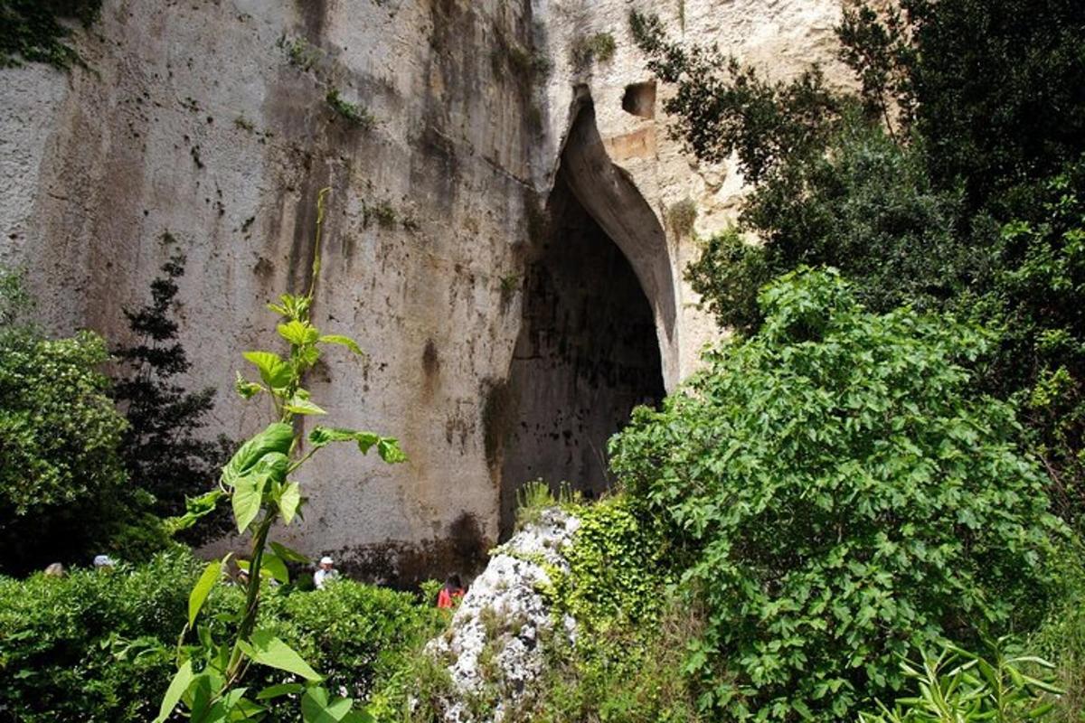 un túnel al costat d'una paret de pedra