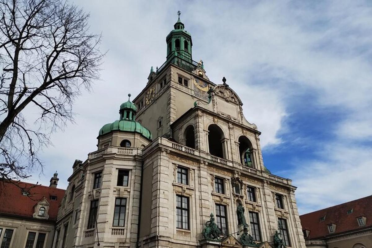 hoone, millel on roheliste kuplitega torn