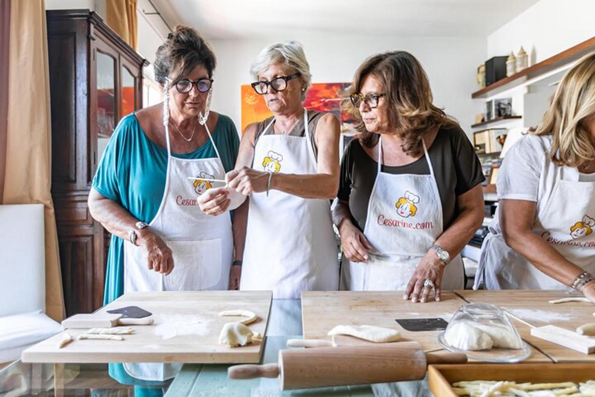un gruppo di donne in cucina che preparano l'impasto