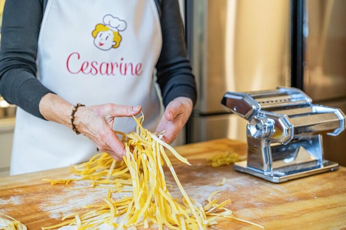 naine valmistab lõikelaual spagette