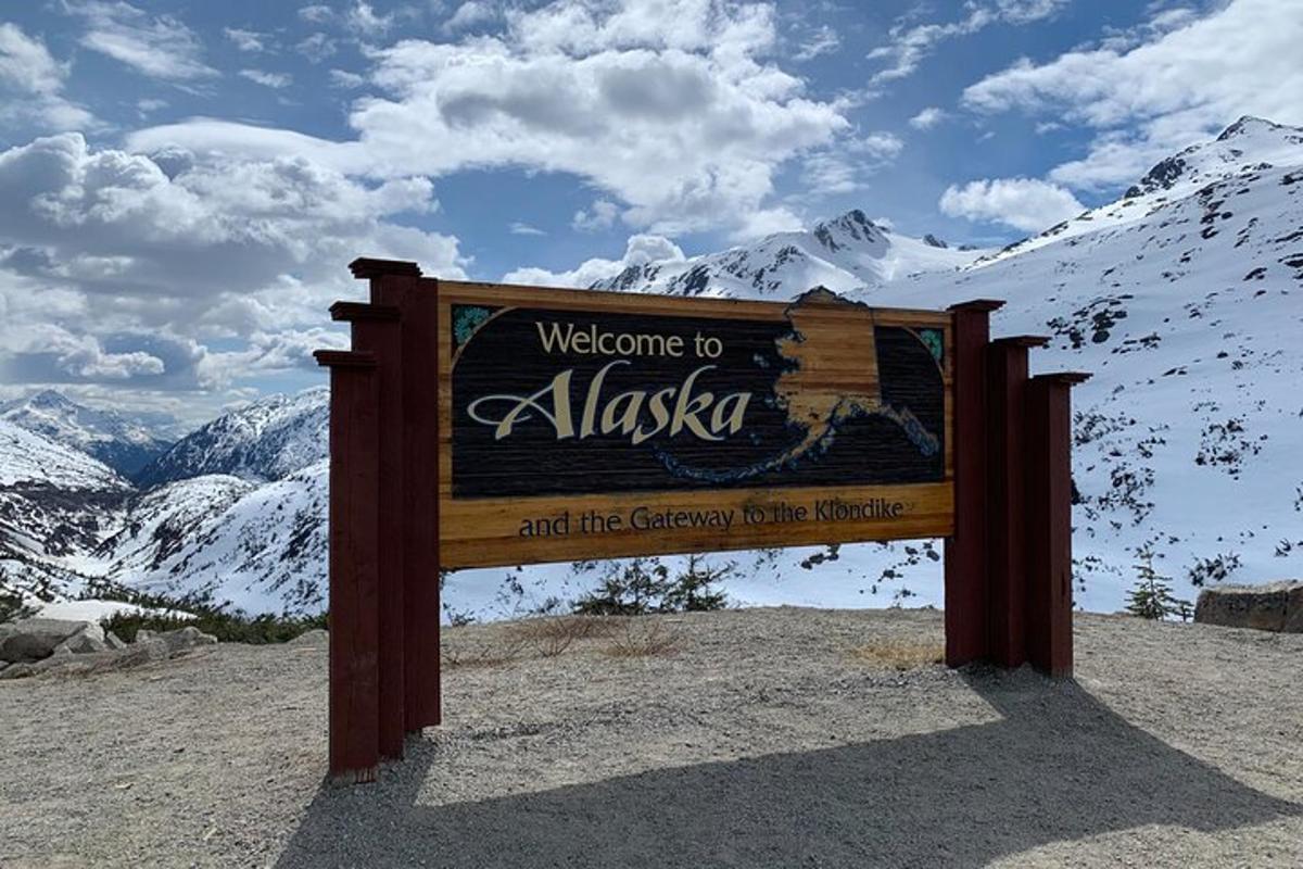 a welcome sign at the top of a mountain