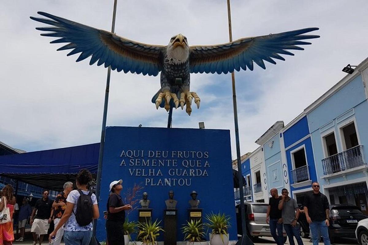 uma águia pousada no topo de uma placa com pessoas
