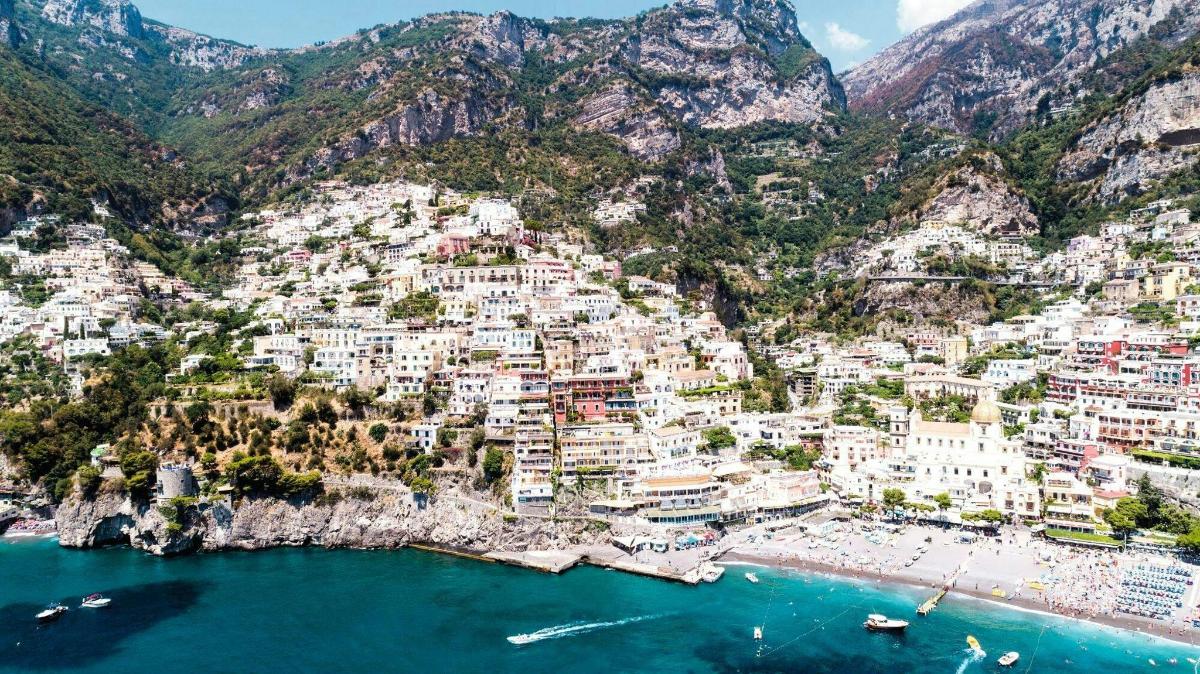 Αεροφωτογραφία του Ποζιτάνο στην ακτή Αμάλφι