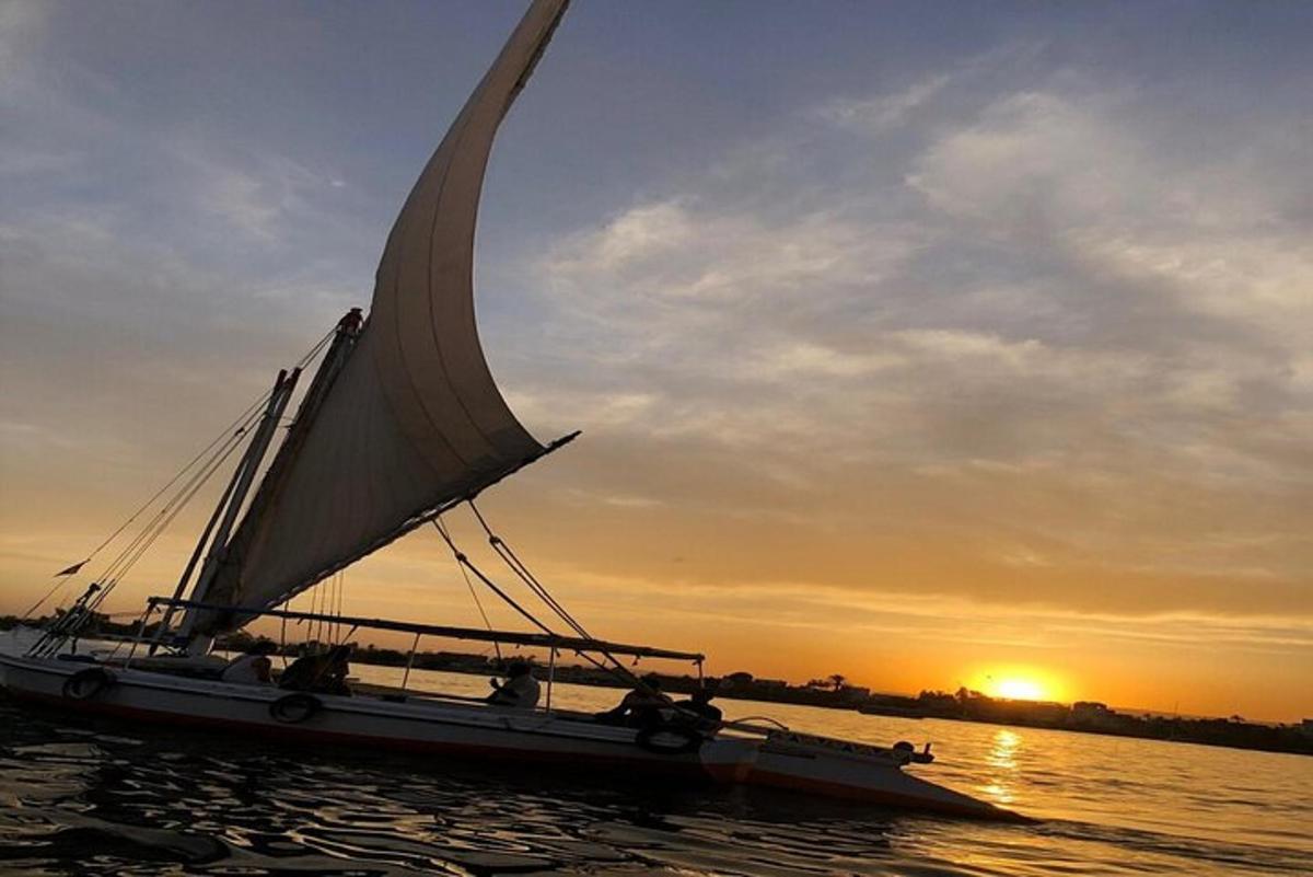 un velero en el agua al atardecer