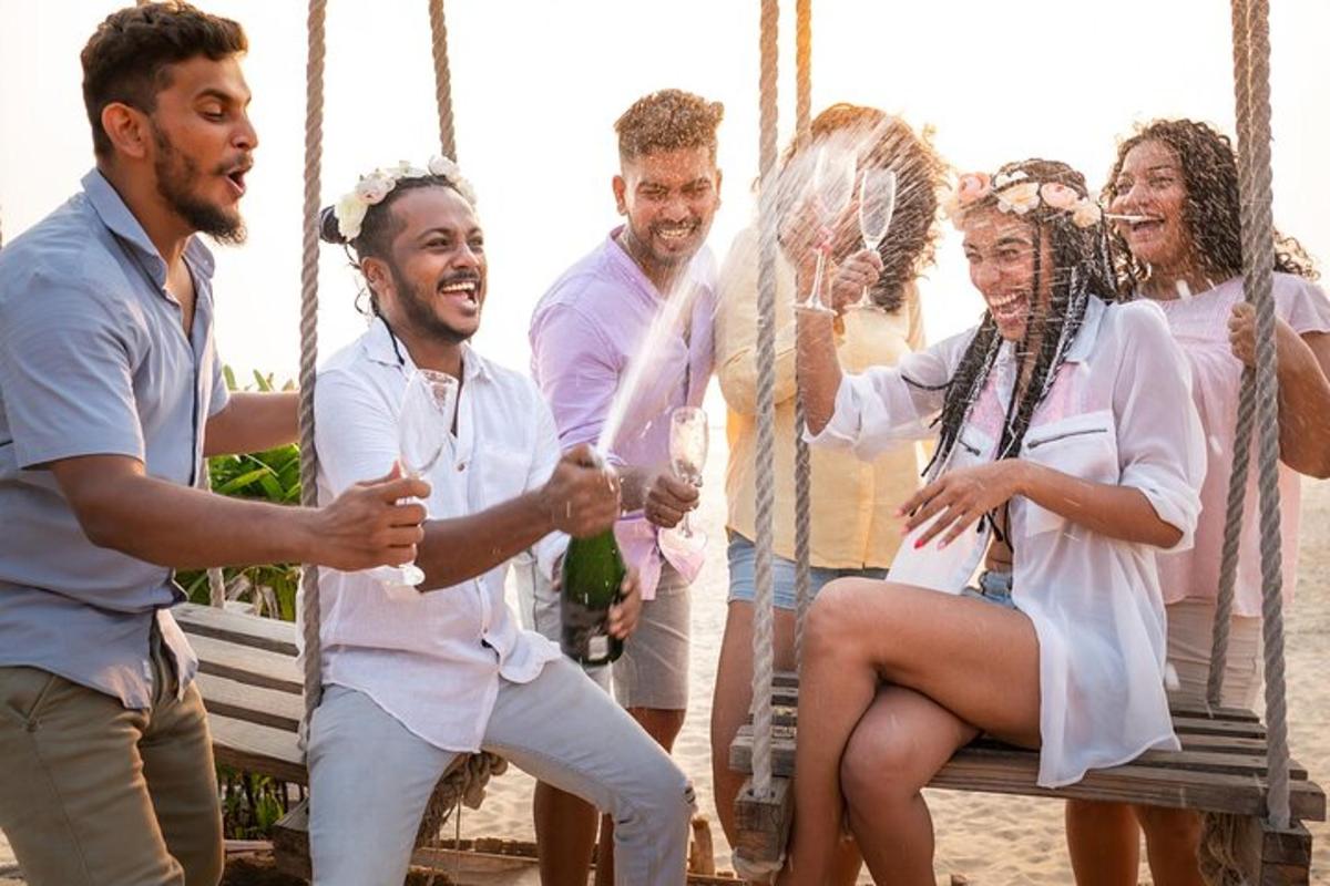 un gruppo di persone sedute su un'altalena
